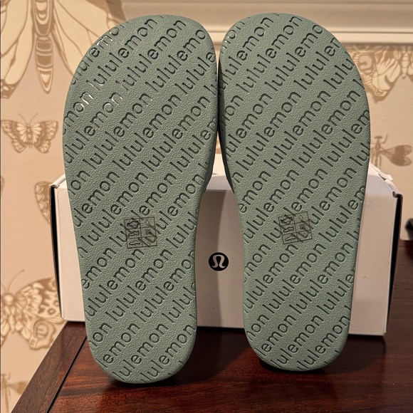 NWT, Lululemon Restfeel Green Quilted Slide Sandals. Size 7. - Picture 3 of 4